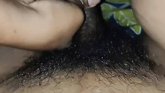 Zavallı çalışan bir kadına 5000 rupi verdim ve onu siktim, amını ıslattı, şimdi beni her gün karım gibi sikiyor, tam video