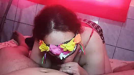 Büyük göğüslerine zengin bir boşalma ile lezzetli sabah saksosu