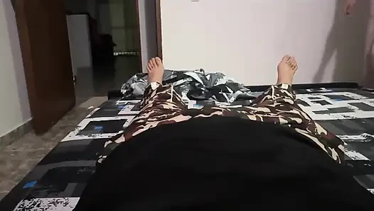 Üvey kız kardeşim yarağımı emiyor, böylece ona dışarı çıkma izninde yardım edebilirim