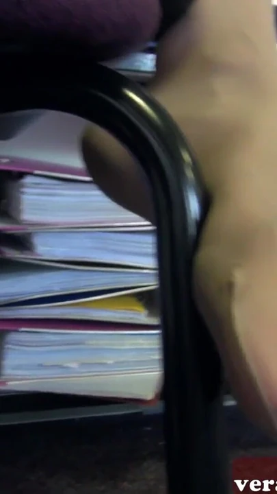 Захватывающий момент из "Немецкая худенькая зрелая милфа в нейлоновых колготках в видео от первого лица"