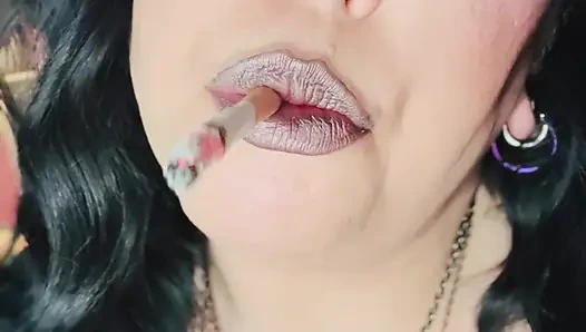 Siyah saçlı gotik sigara içiyor - iri güzel kadın Tina Snua deri eldivenler ve mücevherlerle sigara içiyor