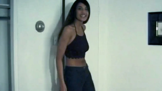 Zinde bir kız acınası küçük yaraklı arkadaşı katıldığında vibratörün tadını çıkarıyor