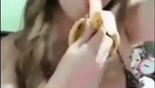 Asyalı güzellik muzla oynuyor