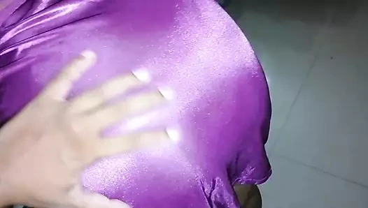 Ünlü aktris Anne'nin büyük göğüsleri ve sulu amcıkları var, çıplak üvey anne şoförle sikişiyor