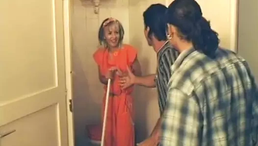 Minyon Alman orta yaşlı seksi kadın açık havada sikiliyor ve yüzüne boşalma