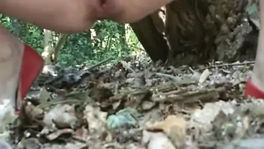 Michelle nass im Wald