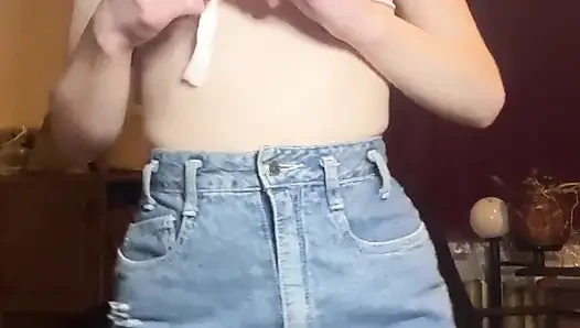 Sıska kız striptiz yapıyor
