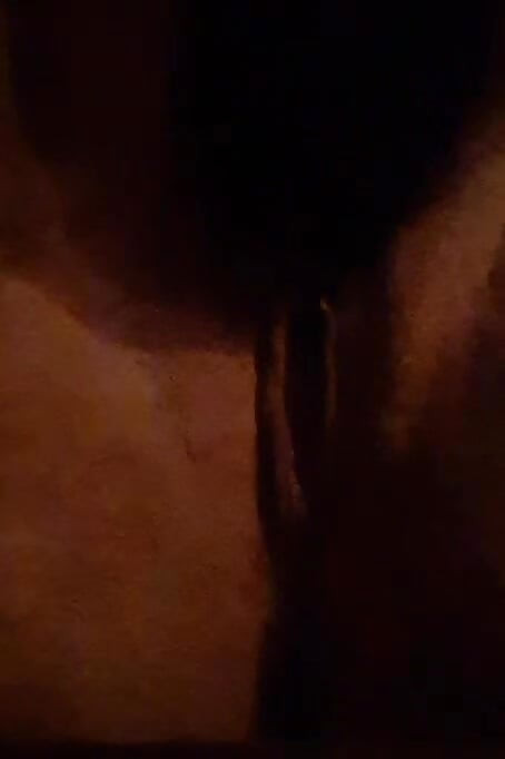 Orta yaşlı seksi kadın vibratörle kendisi yapıyor ve boşalıyor