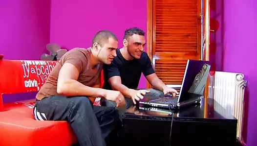 Olağanüstü bir alman sürtük iki kalın çubuk tarafından eziliyor