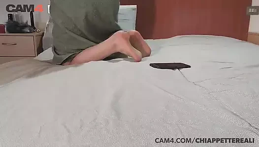 Büyük memeli hatun tek başına mastürbasyon yaparak amını ovuyor