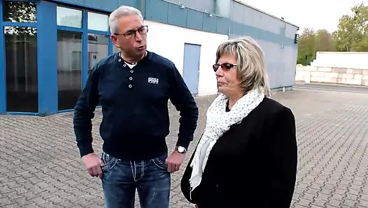 Orta yaşlı seksi kadın sikişiyor ve emiyor