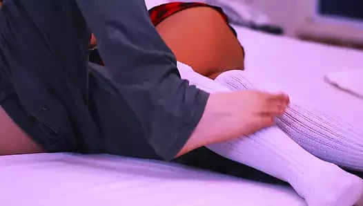 Seksi sekreter bilgisayar teknisyenini baştan çıkarıyor ve patronu uzaktayken sikişmesi için onu odasına götürüyor.