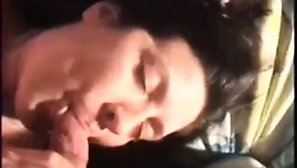 O kadar da güzel olmayan bir kadın, ağzında bir horozla iyi görünmüyor.