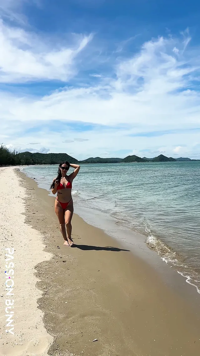 Kırmızı seksi bikinili güzellik rahatlaması ve güneşlenenler