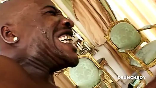 Abanoz kaltak xxl yarakla prezervatifsiz sikiliyor ve ağzına boşalıyor