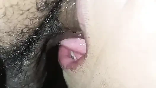 Penisini boğazından çıkarmadan emdi, sadece tamamen yumuşakken durdu.