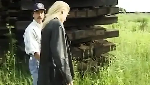 Bu amatör Alman hatun açık havada gösteride yarak emiyor