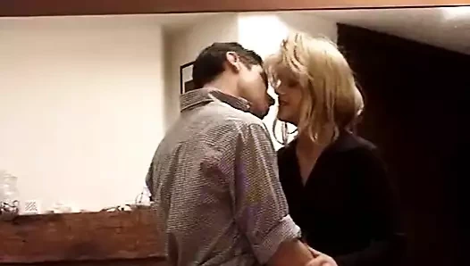 Küçük memeli Fransız kadın kıllı amına boşalıyor