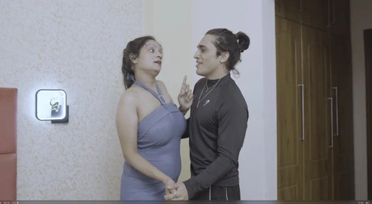 Ateşli seksi baldız seksi kayınbiraderi ile odasına geliyor, onunla dans ediyor ve daha sonra onunla seks yapıyor.