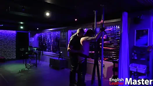 Deri baba st andrews çapraz önizlemede köleyi kırbaçlıyor