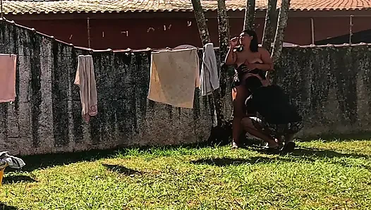 Orada cücesiz kıyafet asan orospu ve cuckold onu orada seviştirdi