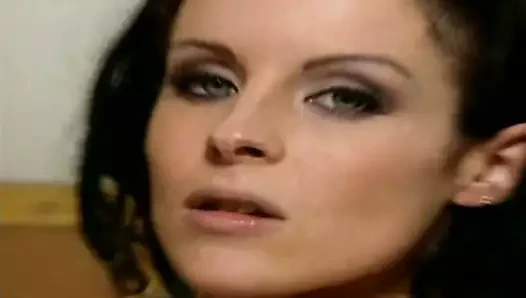 Kamera arkasındaki kısa saçlı esmerin adı?