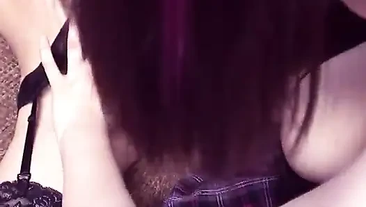 Kıllı beyaz adam lezbiyenler kanepede sikişiyor