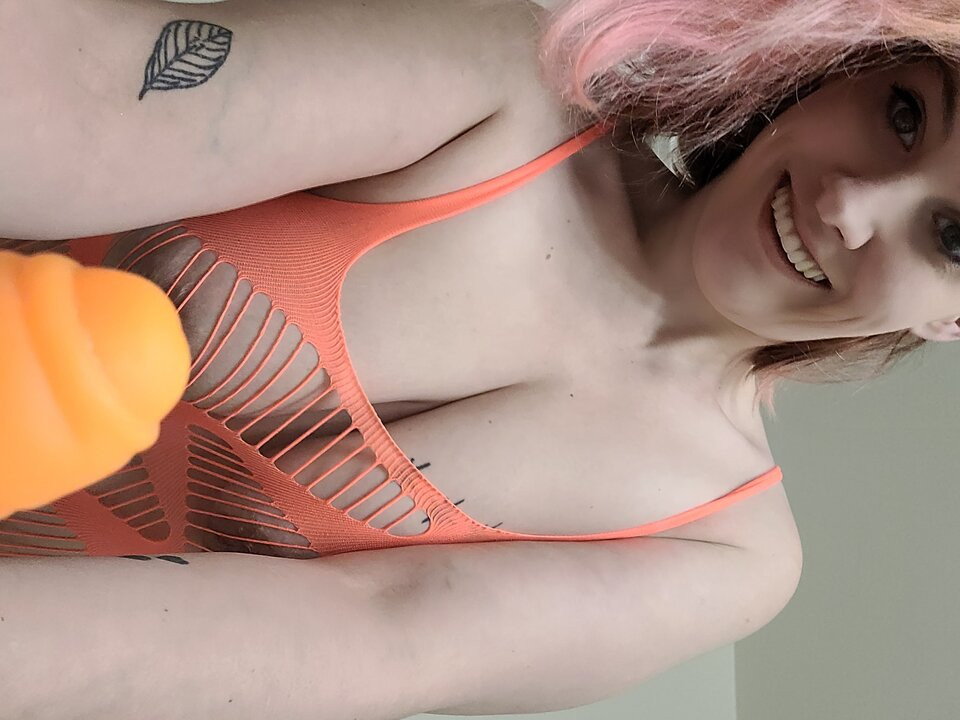 Pawg büyük bir yapay penisle sikiştikten sonra gülümsüyor