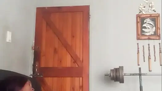 Beyaz adam 19 yaşındaki kızın amını yalıyor ve yalıyor