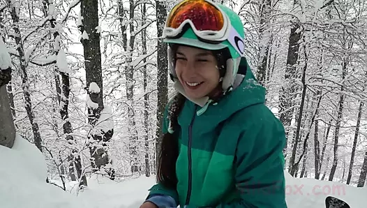 Mila Fox Lisichka soğukta ormanda bir snowboardcunun yarağını ateşli bir şekilde emiyor. Yüze sperm