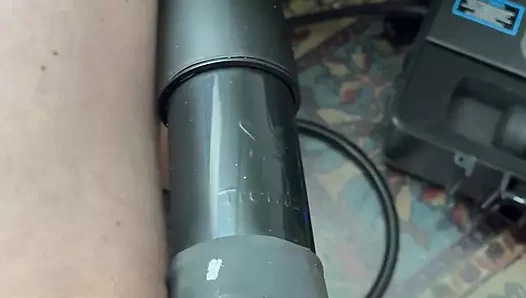 Sağım makinesiyle spermi sağıyor