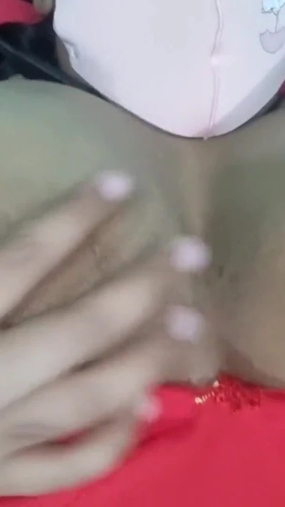 Seksi sevimli kızın sıkı amında ve solo kızın parmaklarına ihtiyacı var. | Klip 1