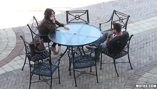Devriyedeki sapıklar - yüzüne gülümsemeyi geri koyabilecek tek şey büyük sert bir yarak!