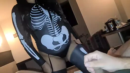 teen fucks bir yabancı at cadılar bayramı parti olmadan prezervatif