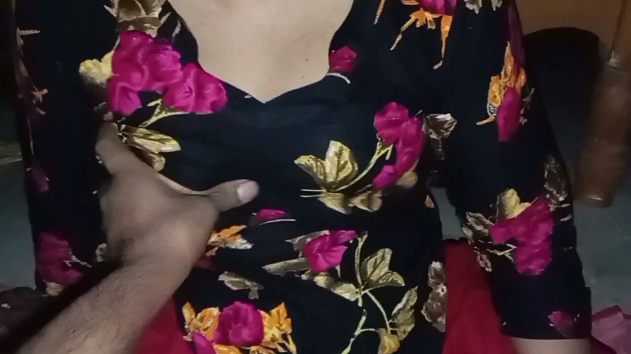 Siyah kıyafetli kızı meme uçlarından sıkıp duruyorum