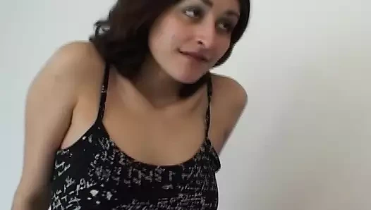 Ince karanlık saçlı Alman civciv gets ona beceriksizlik dövülerek derinden