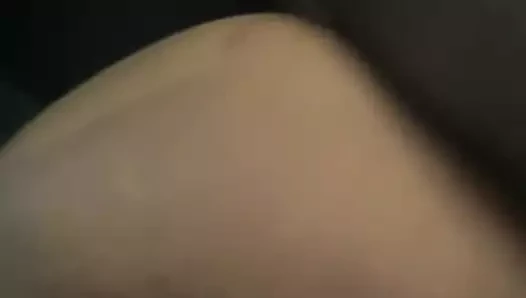 Biz yemeğimizi beklerken arka koltukta bu küçük dar amcığı sikiyorum. o cumming ve aynı anda inliyor