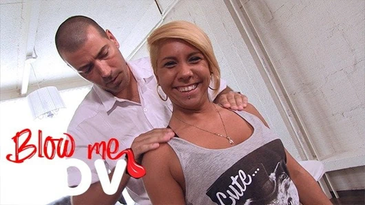 Bana sakso çek bakış açısı - bu edepsiz masör sevimli müşterisinden sakso çekiyor