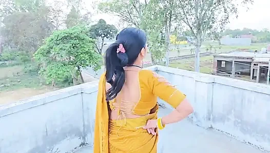 Hintli desi iki arkadaş bir erkekle sert sikişiyor