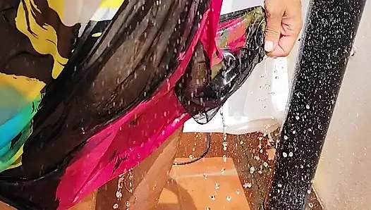 Büyük memeli orta yaşlı seksi kadın dışarıda duş alıyor ve amını tıraş ediyor