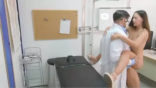 Kirli doktor genç büyük memeli hastayı sikiyor ve ağzına boşalıyor