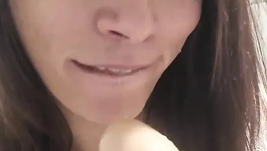 Transeksüel dildo emiyor ve mastürbasyon yapıyor