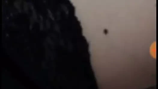 Mostrando a calcinha na live