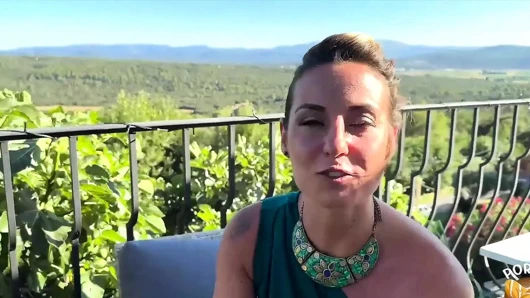 Muhteşem genç bir kadın olan Pam, Ashley ile bir şehvet anı istiyor