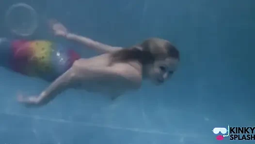 Tutsak deniz kızı havuzda seni azdırıyor