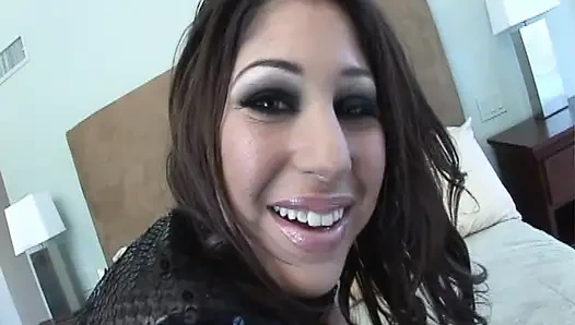 Yarak için aç sevimli bir esmer ırklararası üçlü grup sekste büyük siyah yarak ve beyaz bir yarağın tadını çıkarıyor