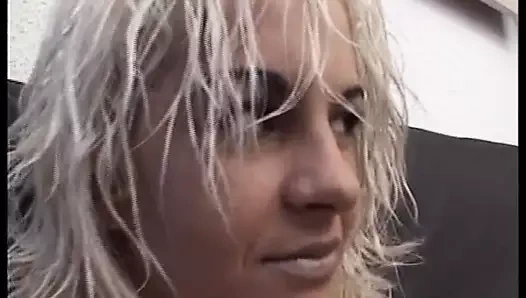 Kommst mit Kollege nach Hause - deine Schlampe saeuft und guckt pornos