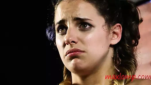 Zavallı esmer genç köle ilk sahnesinde boğuşuyor