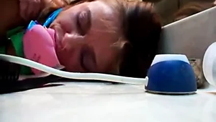 Köle milf becerdin içinde banyo