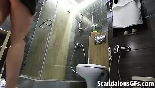 Çekici genç eski kız arkadaşımı serinletici bir banyo yaparken izle